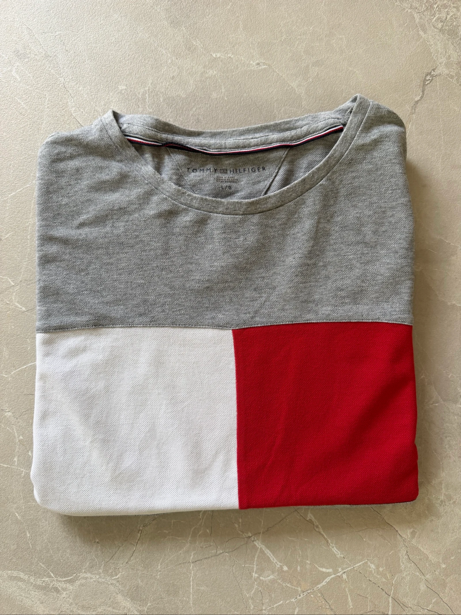 T-shirt Tommy Hilfiger gris colorblock logo drapeau - Taille L